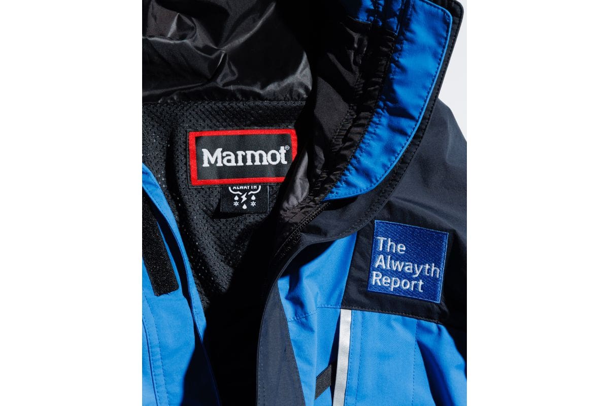 ボディ部裏にメッシュ、フードと袖裏にシルキーなタフタ生地を採用