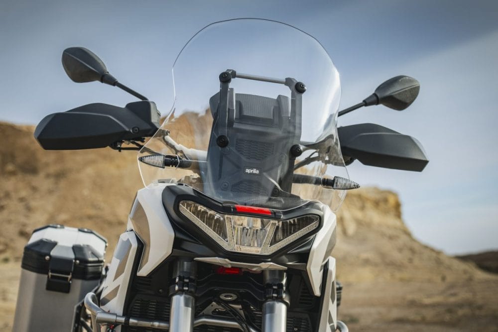 フロントビューは上部に向かってよりダイナミックで合理化されたスタイリングを実現