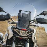 フロントビューは上部に向かってよりダイナミックで合理化されたスタイリングを実現