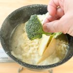 自然と麺がほぐれてきたら冷凍の皮付きポテトフライ、ブロッコリーを投入