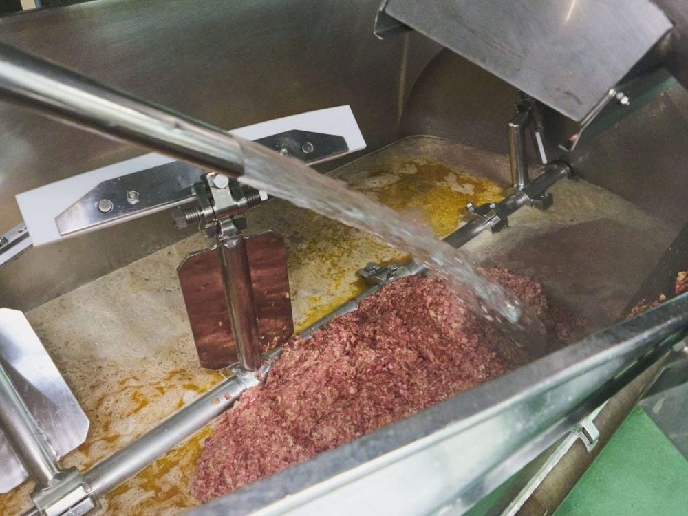 水を加えて10時間以上煮込む