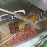 水を加えて10時間以上煮込む