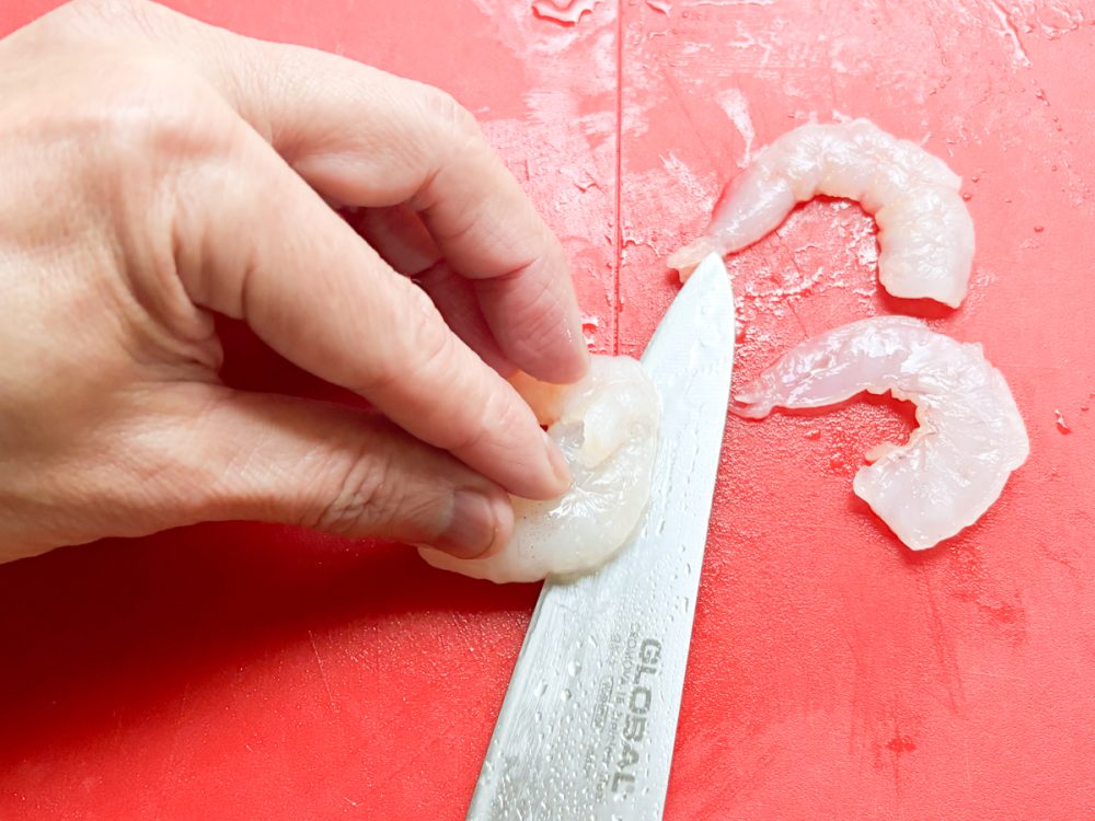 むきエビを半分にスライスし、見た目の量を増やす