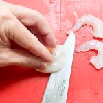 むきエビを半分にスライスし、見た目の量を増やす