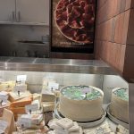 ショーケースには、伝統を守り続ける優れた生産者のシャクータリー（肉加工品）や、良質で鮮度の高いミルクから作られたチーズが！