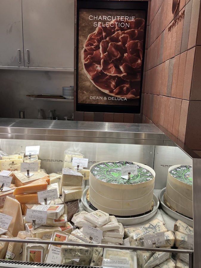 ショーケースには、伝統を守り続ける優れた生産者のシャクータリー(肉加工品)や、良質で鮮度の高いミルクから作られたチーズが!