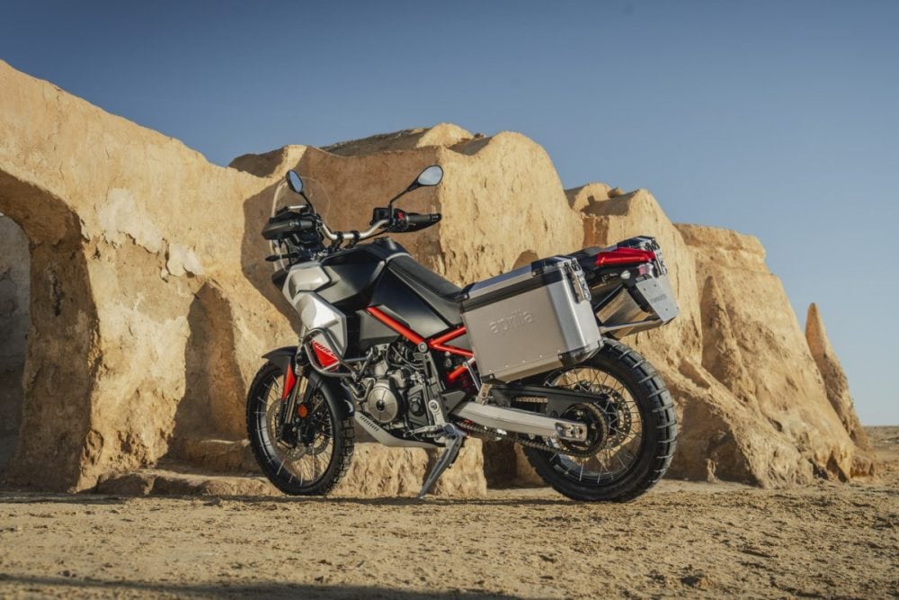 オフロードバイクと荷台付き電動バイクのアウトドア風景.