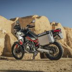 オフロードバイクと荷台付き電動バイクのアウトドア風景.