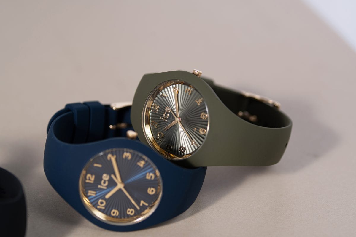 ケースとベルトが一体化したマットシリコンのボディは、柔らかく肌に馴染み、見た目以上に軽い着け心地