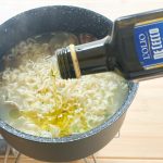 麺をアルデンテに仕上げ、火を止めたらエキストラバージンのオリーブオイルを加える