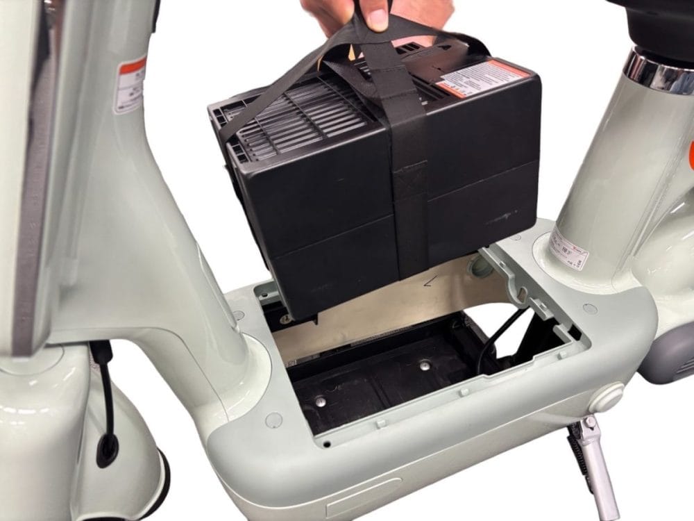 バッテリーは着脱も可能となっている