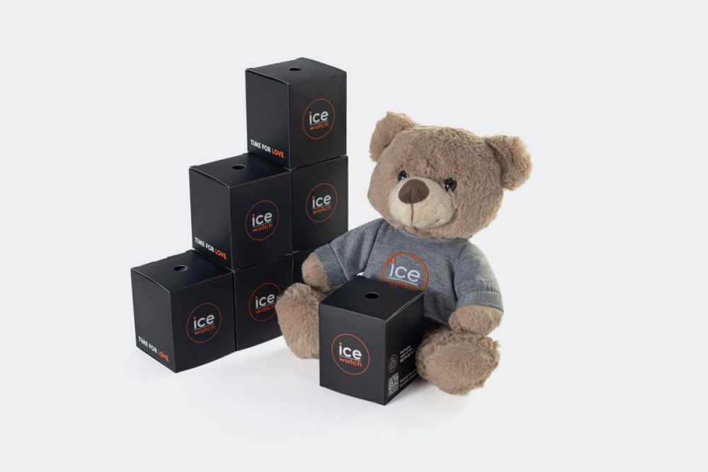 税込1万7600円以上を購入した人を対象に、アイスウォッチオリジナルTシャツを着た限定ぬいぐるみ「アイスベア」をプレゼント