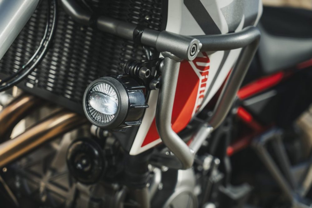 オプションの専用アクセサリー、LEDフォグランプとサイドプロテクションバーを追加した「アプリリア New トゥアレグ 660」