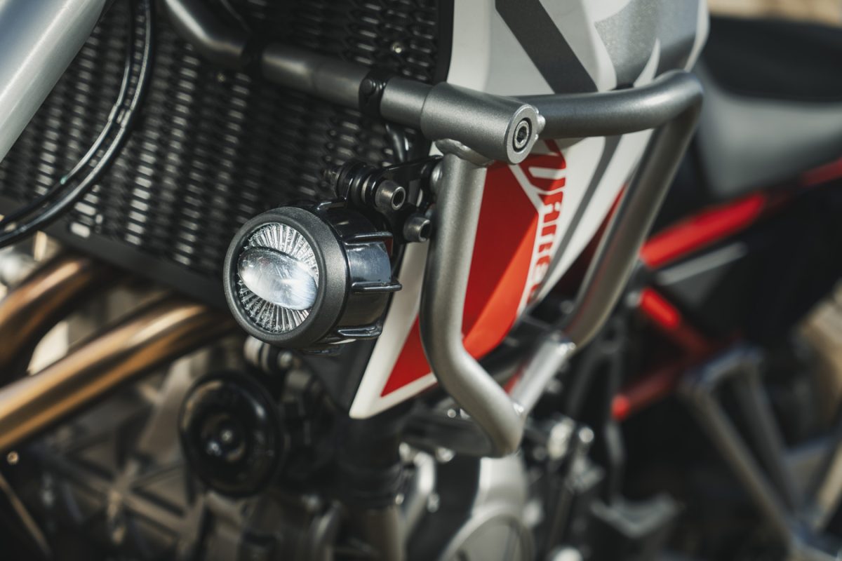 オプションの専用アクセサリー、LEDフォグランプとサイドプロテクションバーを追加した「アプリリア New トゥアレグ 660」