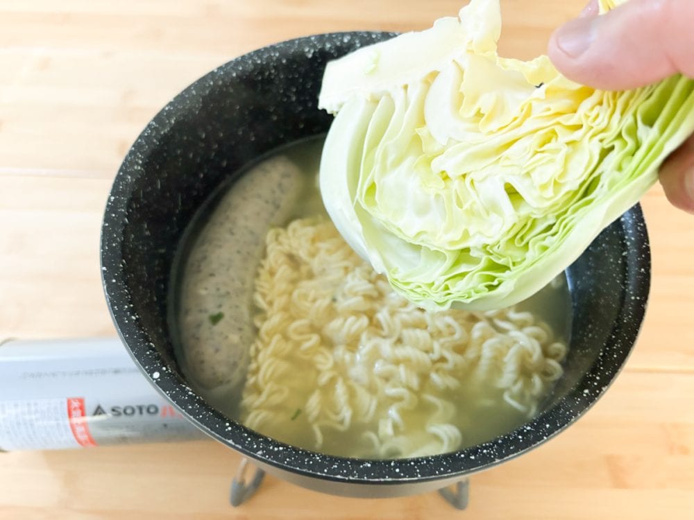 あえてインスタント麺をほぐすことなく、スープにキャベツを沈め込むことで、自然と麺がほぐれます