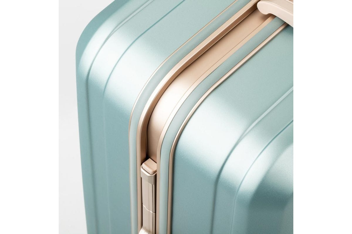 衝撃に強く歪みにくいアルミ製の深溝フレーム