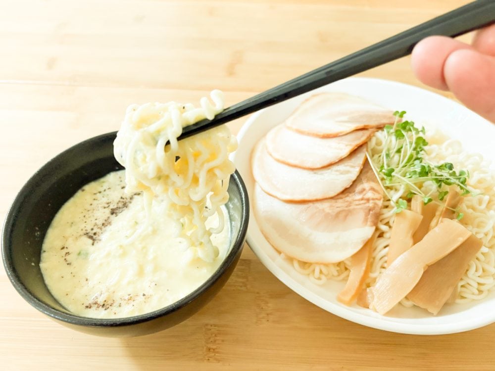 「カルボナーラつけ麺」はタマゴが溶け込むことでかなりどろっとした濃厚なつけ麺スープ