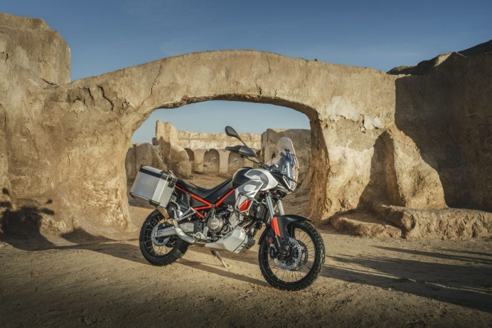 660ccツインシリンダーエンジンは、全体的な効率を向上させるため、スロットルボディ径を従来の48mmから52mmに拡大