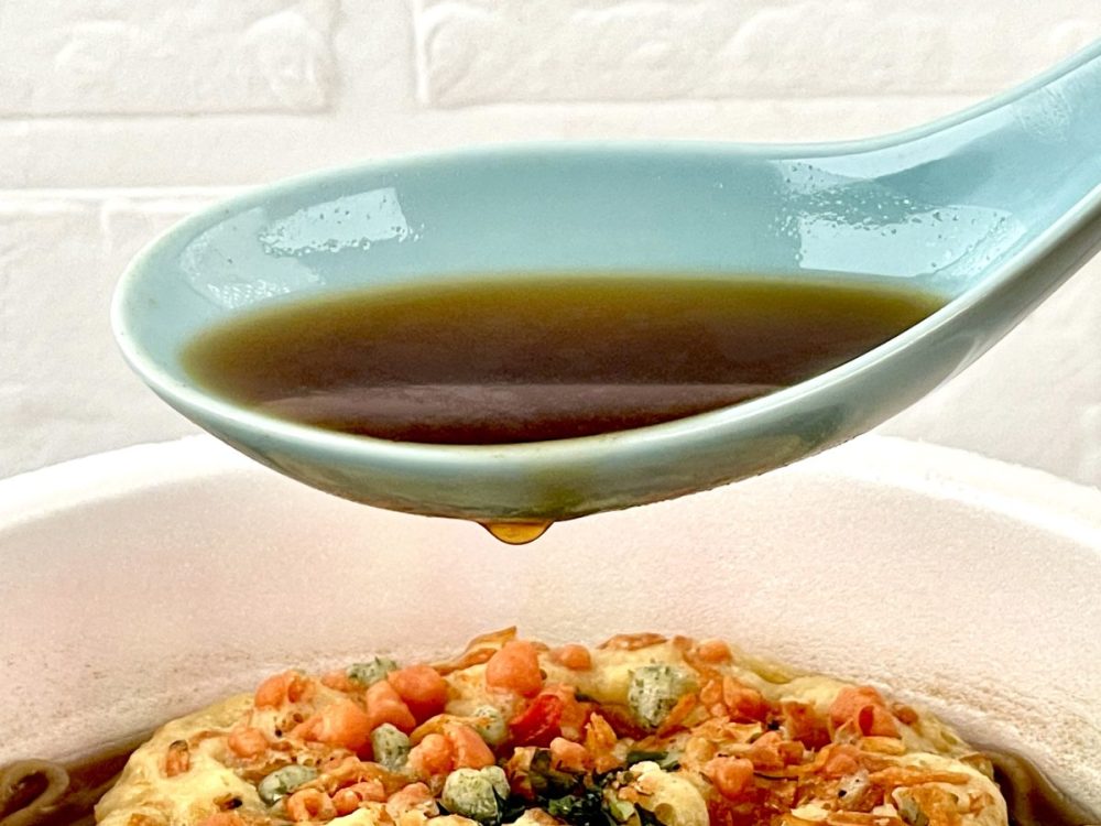 日清食品 日清の利きどん兵衛 天ぷらそば 信州／スープは鰹の芳醇な香りと濃口醤油を合わせた、まさに「信州」をしっかりと再現したお汁