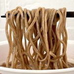 日清食品 日清の利きどん兵衛 天ぷらそば 信州/いわゆる「田舎そば」的な再現かと思われます。存在感ある太切り麺は濃厚なお出汁としっかりと絡んで、噛むごとにお口の中でおいしさが広がっていきます