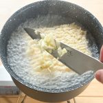 標準量より半分となる水、250mLが沸騰したらインスタント麺、刻んだニンニクを投入