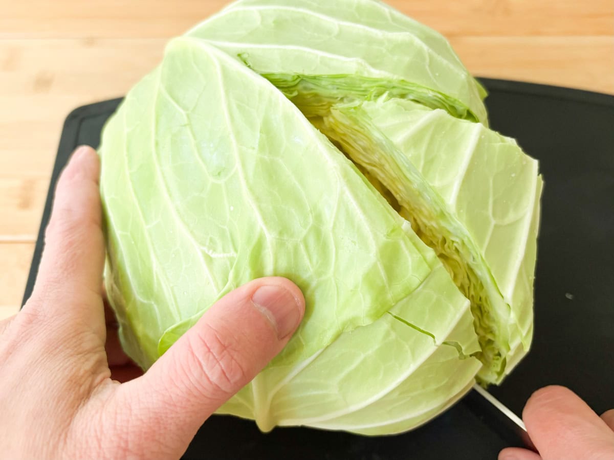 キャベツの芯をあえて切り落とさず、丸のまんまのキャベツを1/8使用