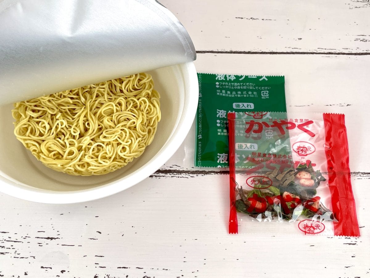 明星食品 中華三昧カップ 榮林 酸辣焼そば／中華三昧では「榮林監修 酸辣湯麺」シリーズは袋麺・縦型・スープなど幅広く展開しており、その人気ぶりは健在です