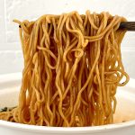 明星食品 中華三昧カップ 榮林 酸辣焼そば/麺をリフトアップすると際立つのがごま油の風味。そして頬張るごとに感じるオイスターと香酢の旨みと酸味