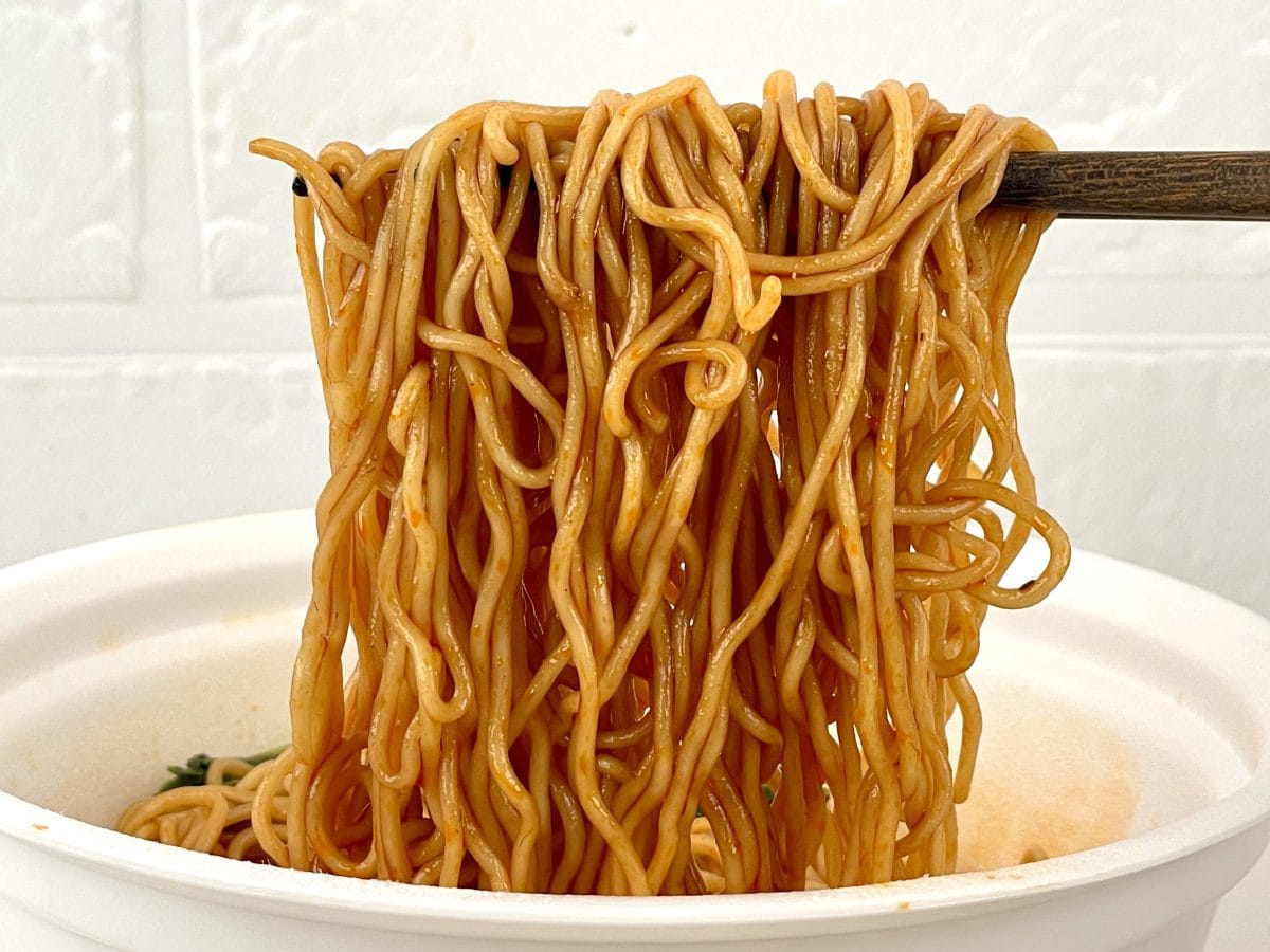 明星食品 中華三昧カップ 榮林 酸辣焼そば／麺をリフトアップすると際立つのがごま油の風味。そして頬張るごとに感じるオイスターと香酢の旨みと酸味