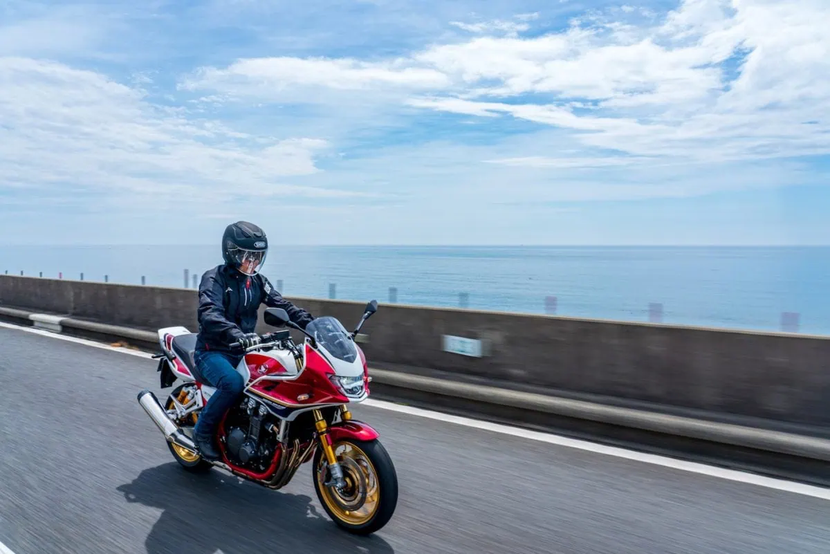 ライダー待望「SHOEI」の優秀ヘルメット、ネオクラシカルの大本命