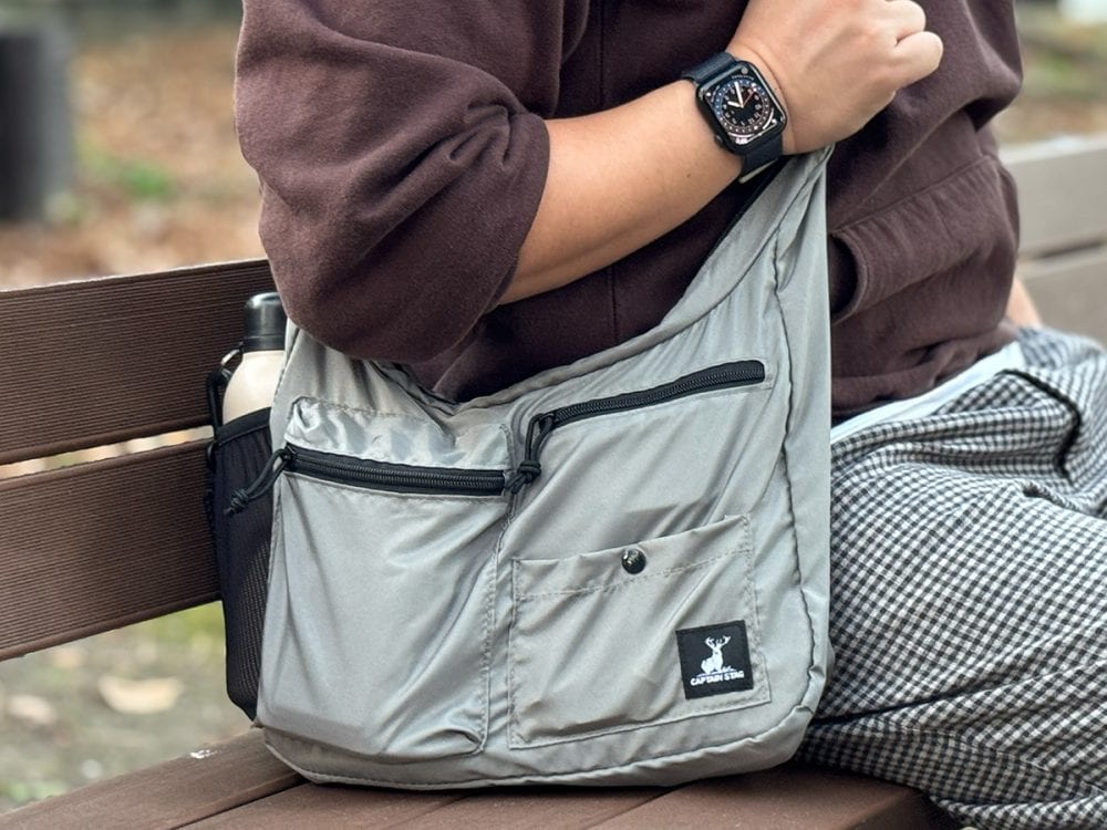 最近のバッグトレンドでもある“三日月形”というだけでなく、使いやすさも考慮した設計に