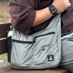 最近のバッグトレンドでもある“三日月形”というだけでなく、使いやすさも考慮した設計に