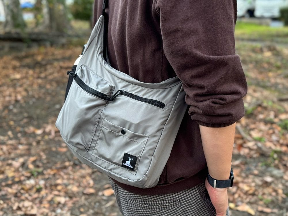 キャプテンスタッグ 便利な外ポケット付き！ショルダーバッグ サイズ（約）高さ22.5×幅33×マチ8.5cm、ショルダーストラップの長さ118cm［最長］