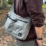 キャプテンスタッグ 便利な外ポケット付き！ショルダーバッグ サイズ（約）高さ22.5×幅33×マチ8.5cm、ショルダーストラップの長さ118cm［最長］