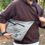 身体にうまくフィットする三日月形なので、前面に持ってくるのもカンタン