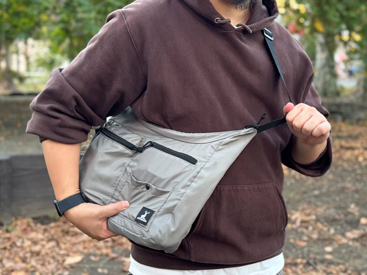 身体にうまくフィットする三日月形なので、前面に持ってくるのもカンタン