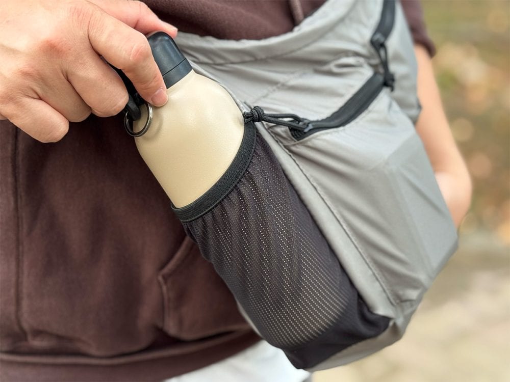 サイドのメッシュポケットはペットボトルやタンブラー入れに