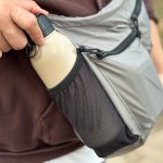 サイドのメッシュポケットはペットボトルやタンブラー入れに
