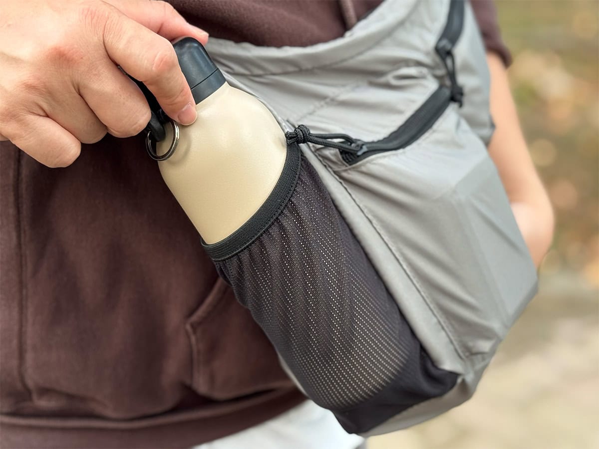 サイドのメッシュポケットはペットボトルやタンブラー入れに