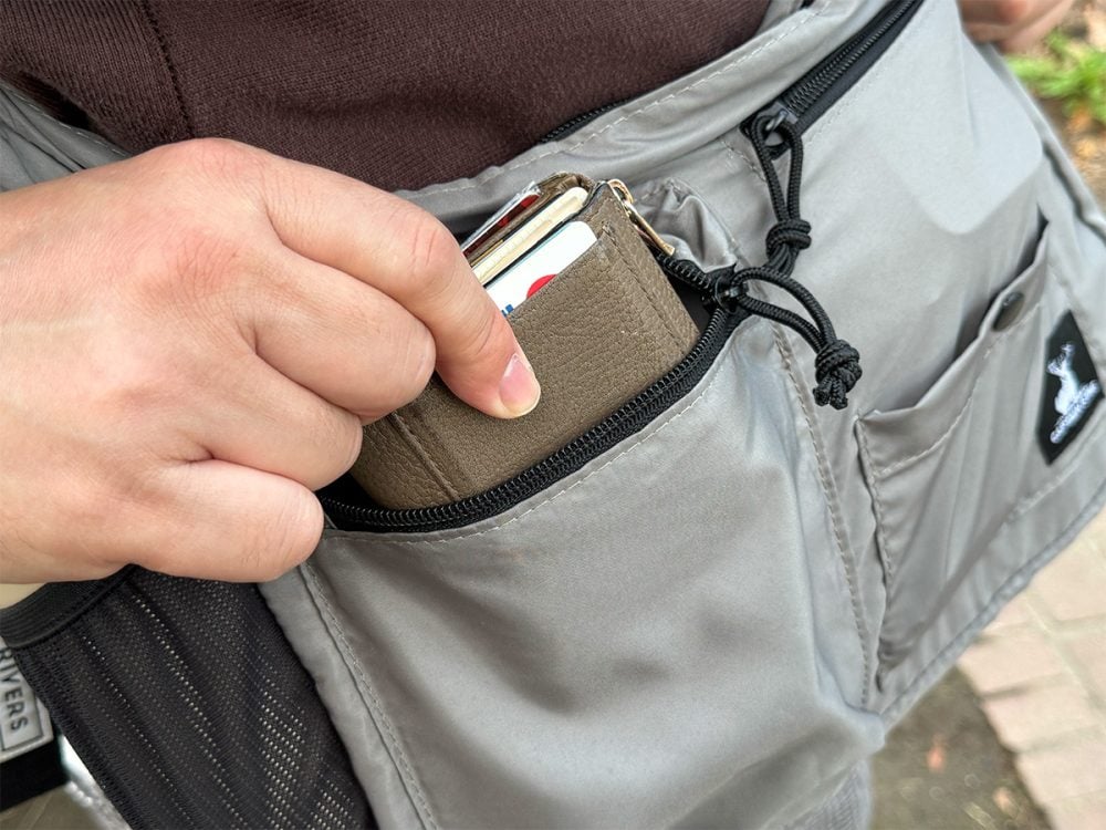 フロントの大きなファスナーポケットは、財布やスマホが収まる