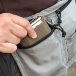 フロントの大きなファスナーポケットは、財布やスマホが収まる