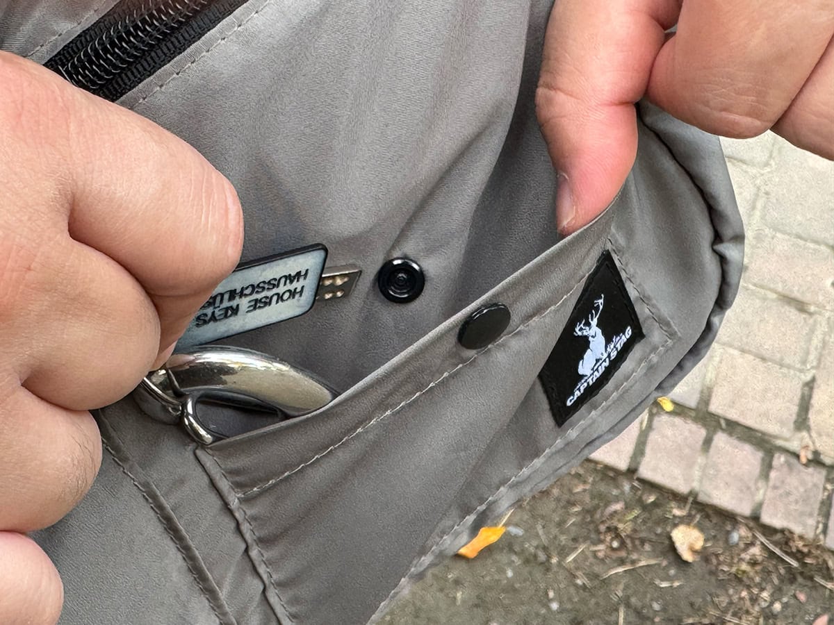 スナップボタン式のポケットはサッと取り出したいものが良さそう