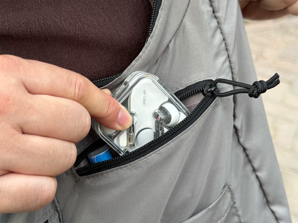 小さめのファスナーポケットにはイヤフォンやリップクリームなどの小物入れとして