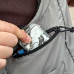 小さめのファスナーポケットにはイヤフォンやリップクリームなどの小物入れとして