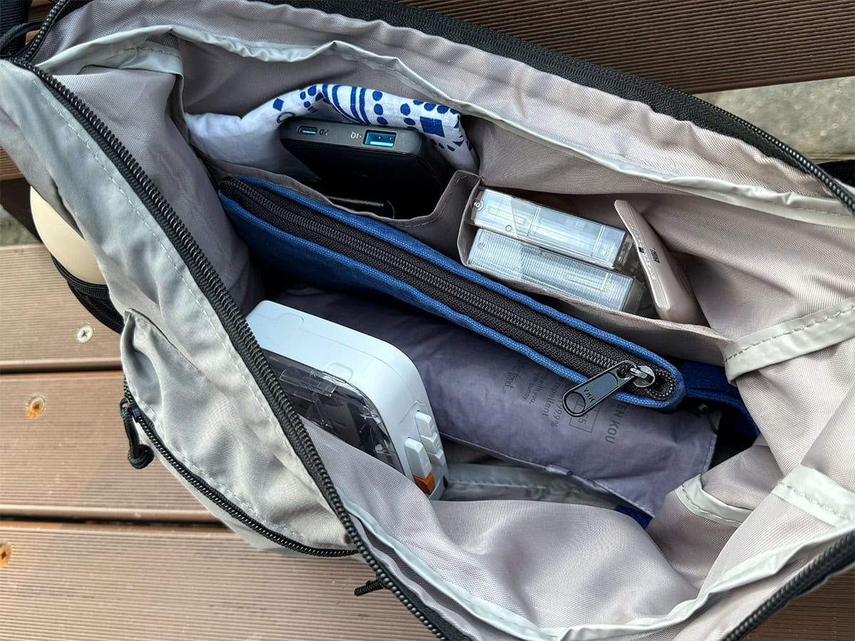 ２つのポケットを完備しており、メイン収納部も広い