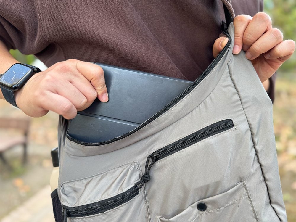 12.9インチのタブレットも収まるサイズ