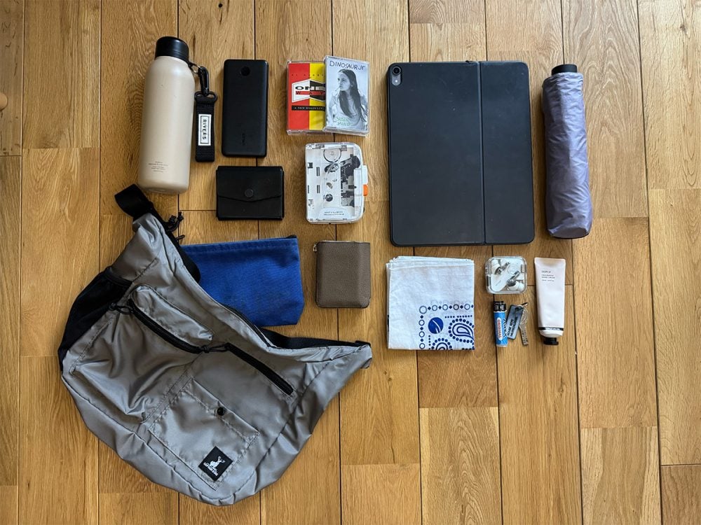 バッテリーやカードケースなどの小物から、タブレットやタンブラーや傘まで大きめの物まで一度に収納が可能