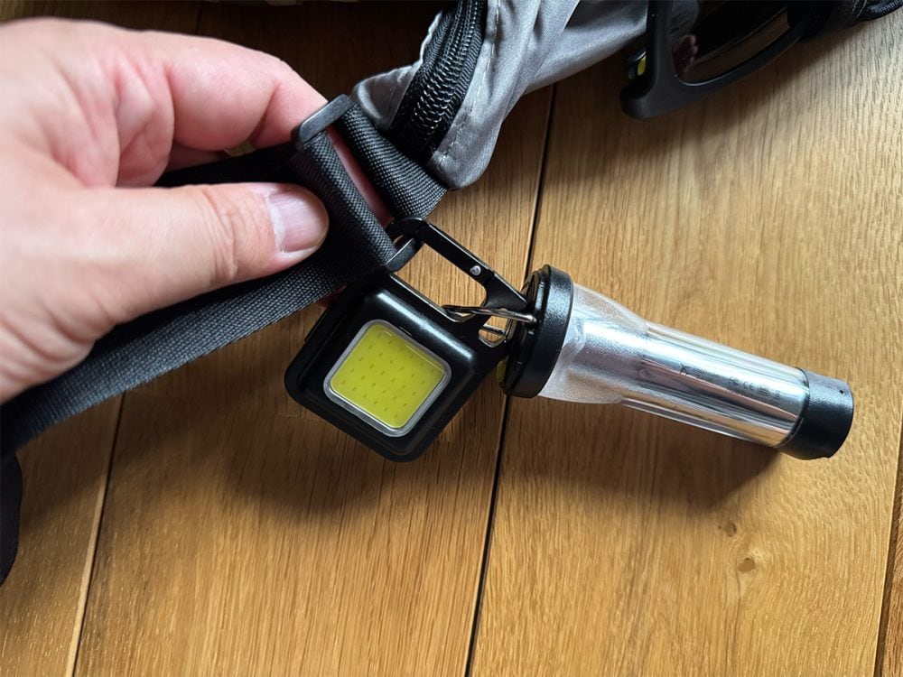 ストラップの金具部分にライトを付けておけば、夜間でも手元や足元が明るくなる