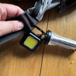 ストラップの金具部分にライトを付けておけば、夜間でも手元や足元が明るくなる