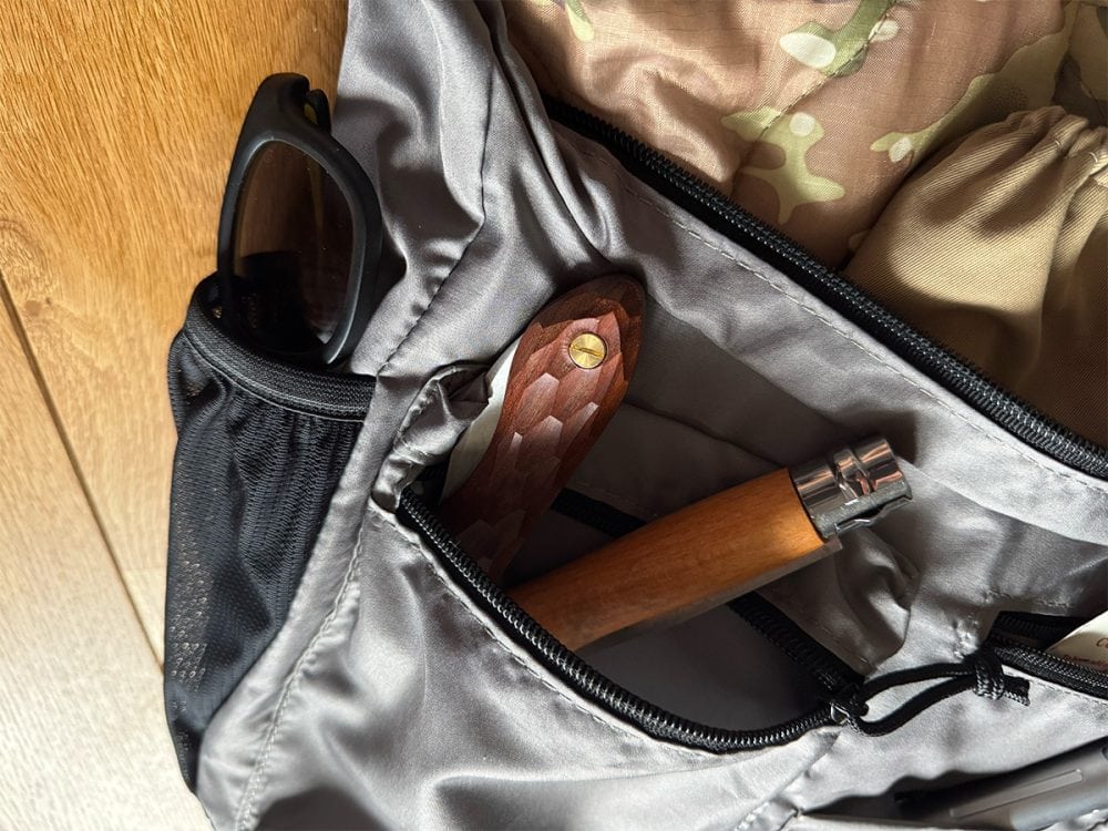 フロントのファスナーポケットには折り畳みナイフがフィット